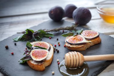 ricotta incir ve ballı tarafından bulaşmış toasteres