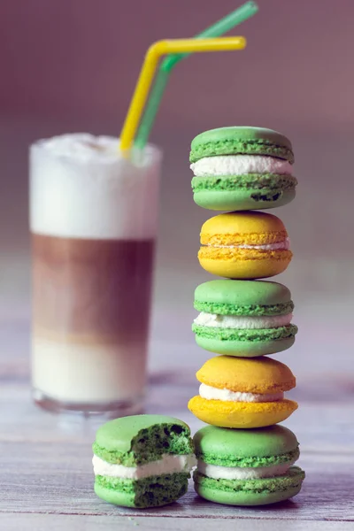 A tradição francesa - macaroons coloridos com latte — Fotografia de Stock