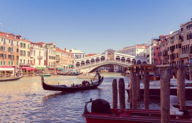Venedik'teki Ponte di Rialto Köprüsü