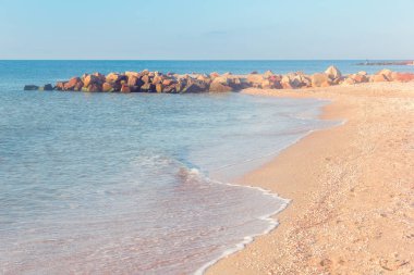Ufukta Cobble-Stones ile deniz kıyısı 
