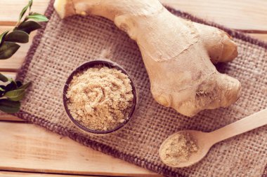 ahşap bir arka plan üzerinde zencefil ve zemin zencefil