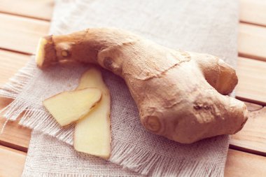 ahşap bir arka plan üzerinde zencefil ve zencefil dilimleri