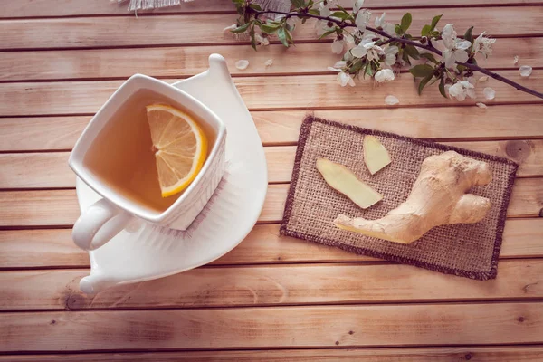 생강과 레몬 차 한 잔 — 스톡 사진