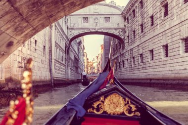 Venedik'te dar kanal, gandola görünümü