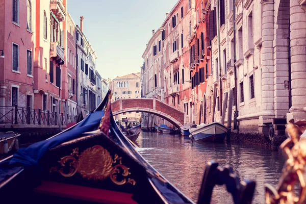 Narrow canal in Venice — Stock Photo, Image