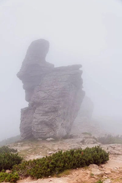 Дивна форма гірського піку — стокове фото