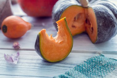 Dilim yeşil kabak ve diğer renkli balkabakları 