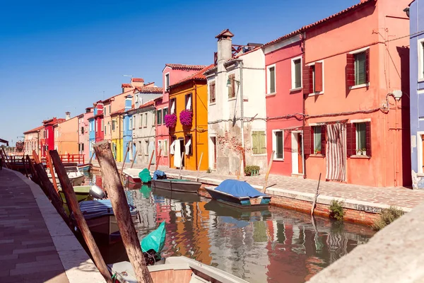 Ilha de burano com casas coloridas — Fotografia de Stock