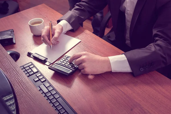 Cálculos del hombre de negocios — Foto de Stock