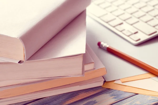 Kalem ve klavye ile beyaz kitap yığını — Stok fotoğraf