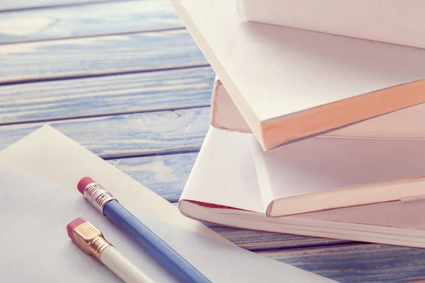 Stapel witte boeken met potloden — Stockfoto