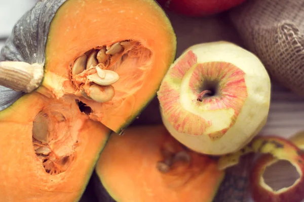 Dilim yeşil kabak ve soyulmuş elma 