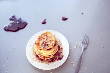 gözleme susam ve reçel ile serpilir