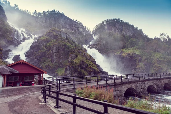 Norveç'te Latefossen şelalesi ve köprü — Stok fotoğraf