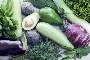 arka plan olarak yeşil ve menekşe sebzeler