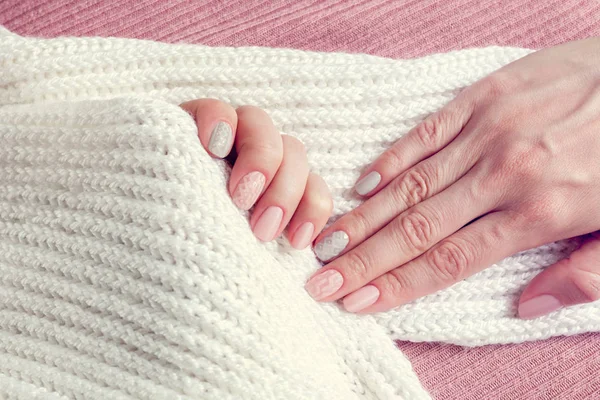 Manicura textura de punto en las uñas de color rosa y gris — Foto de Stock