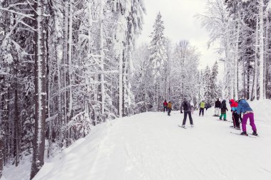 kayakçılar ve snowboardcular dağdan iner