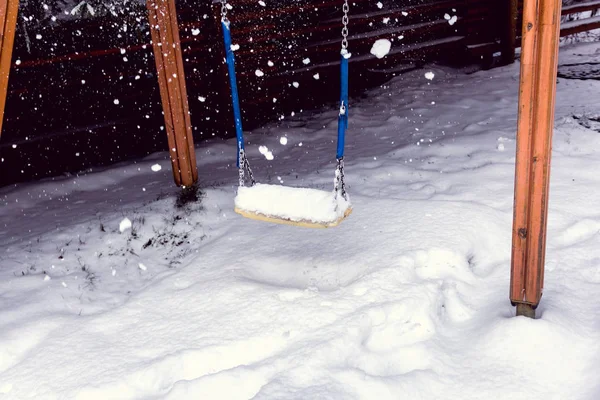 Balanço infantil coberto de neve — Fotografia de Stock