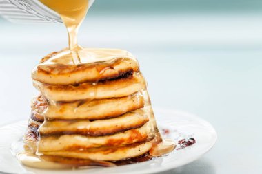 Krep, bal ile yayılır