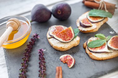 ricotta incir ve ballı tarafından bulaşmış toasteres