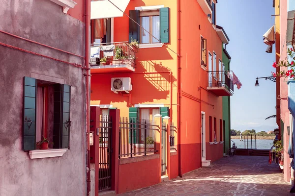 Ilha de burano com casas coloridas — Fotografia de Stock