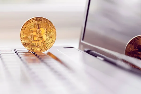 Goud Bitcoin Een Laptop Toetsenbord — Stockfoto