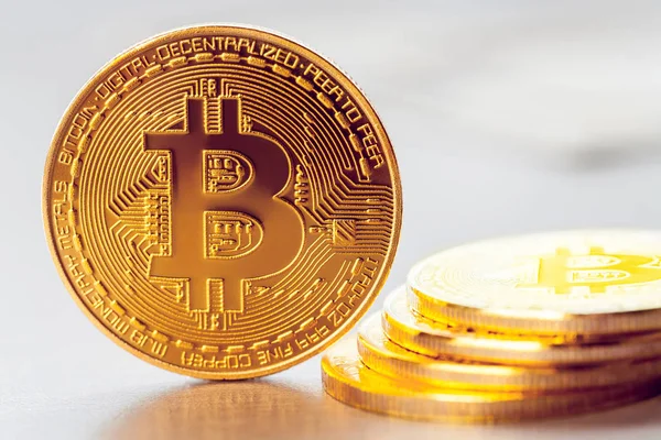 Gouden Bitcoin Achtergrond Van Een Hoop Andere Bitcoins — Stockfoto