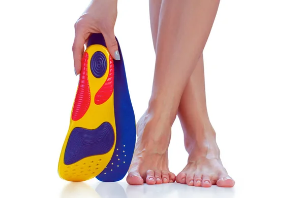 Palmilhas ortopédicas e pés femininos — Fotografia de Stock