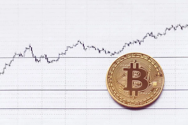 Bitcoin op de achtergrond van een stijgende grafiek — Stockfoto