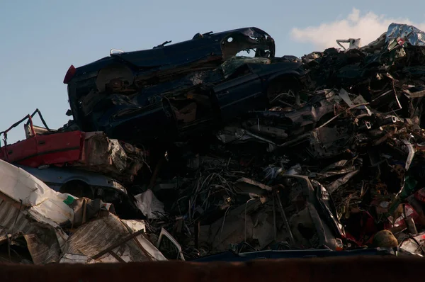 Un mucchio di auto scartate per rottami metallici in un deposito di rottami — Foto Stock