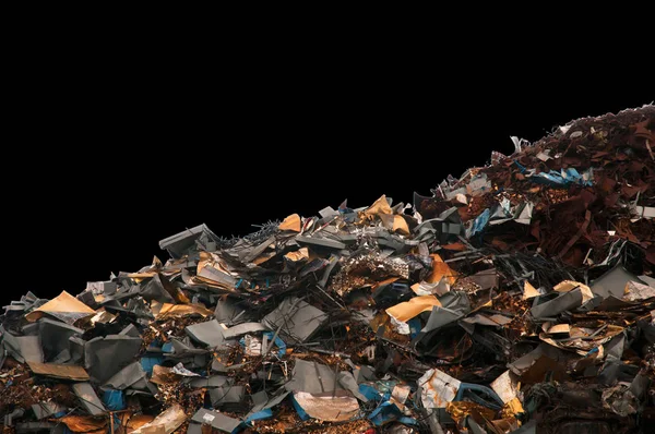 Pilha de sucata de metal em uma linha diagonal em um fundo preto — Fotografia de Stock