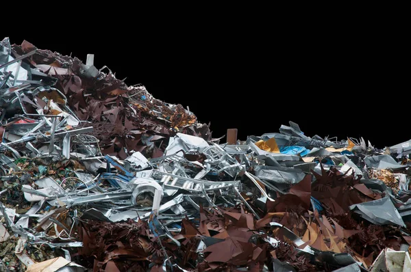 Pilha de lixo de metal em uma linha diagonal com um fundo preto — Fotografia de Stock