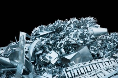 Siyah bir zemin üzerine temiz ve parlak hurda metal yığını