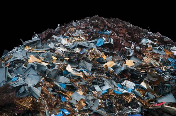 Pico de pedaços de metal descartados isolados sobre um fundo preto — Fotografia de Stock