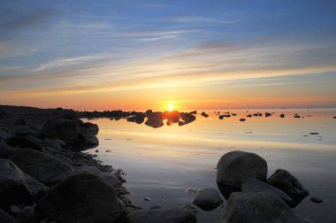 Sunset Bulvarında bir kayalık sahil ufukta