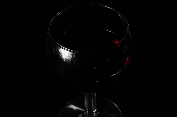 Copo de vinho tinto isolado sobre um fundo preto — Fotografia de Stock