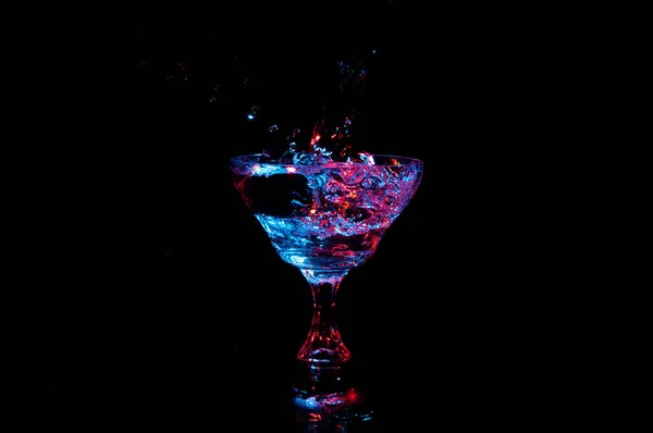 シャンパン グラスから水しぶき輝く液体 — ストック写真