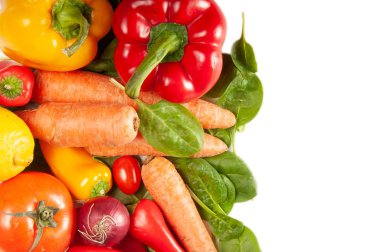 Ispanak, havuç, biber, domates ve diğer sebze metin için yer ile beyaz bir arka plan üzerinde