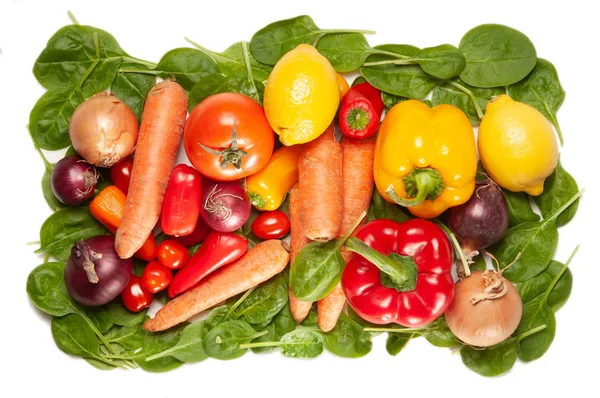 Montón de verduras y ensalada aislada sobre fondo blanco — Foto de Stock