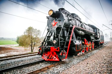 Sovyet lokomotifi sabahları yol boyunca koşturur.