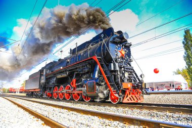 Sovyet lokomotifi sabahları yol boyunca koşturur.