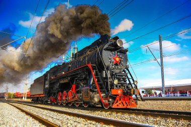 Sovyet lokomotifi sabahları yol boyunca koşturur.