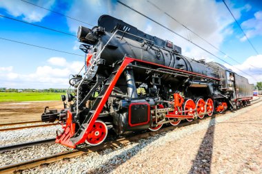 Sovyet lokomotifi sabahları yol boyunca koşturur.