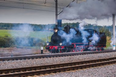 Sovyet lokomotifi sabahları yol boyunca koşturur.