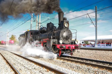 Sovyet lokomotifi sabahları yol boyunca koşturur.