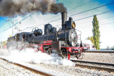 Sovyet lokomotifi sabahları yol boyunca koşturur.