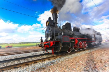 Sovyet lokomotifi sabahları yol boyunca koşturur.