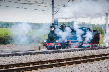 Sovyet lokomotifi sabahları yol boyunca koşturur.