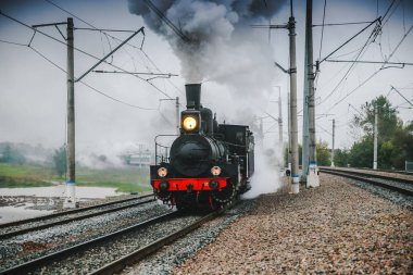 Sovyet lokomotifi sabahları yol boyunca koşturur.