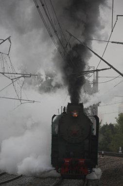 Sovyet lokomotifi sabahları yol boyunca koşturur.